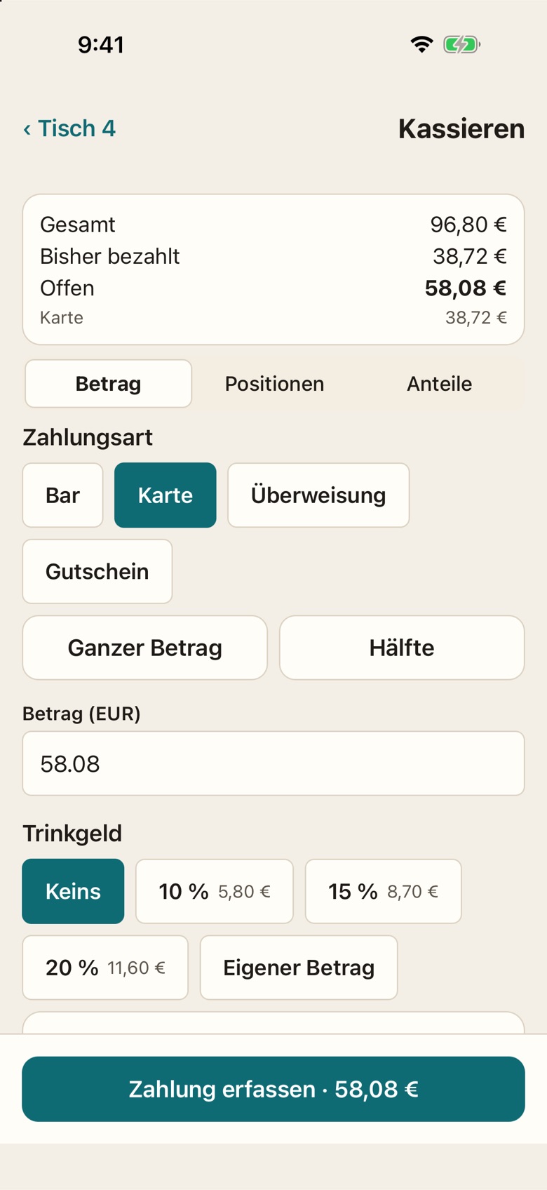 Kassieren am Tisch mit dem Telefon